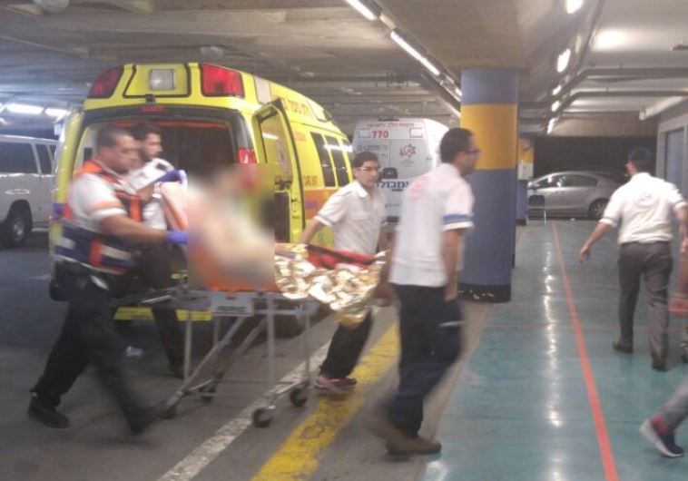 פצוע מפיגוע דקירה בשער האריות מפונה לבית החולים שערי צדק. צילום: הפרלמנט של בית"ר עילית