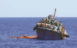ספינת מהגרים מלוב בדרכה לאירופה (צילום: רויטרס)