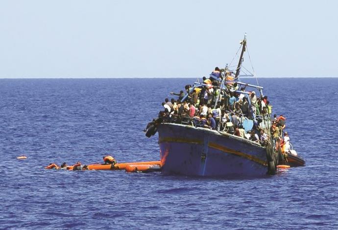 ספינת מהגרים מלוב בדרכה לאירופה (צילום:  רויטרס)