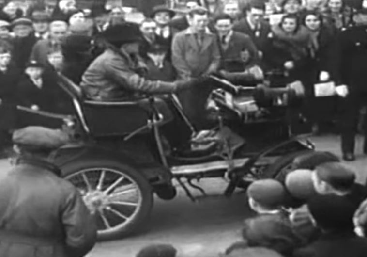 עידן חדש. מרוץ המכוניות החגיגי בבריטניה לביטול "חוקי הדגל האדום", 1896. צילום מסך מיוטיוב