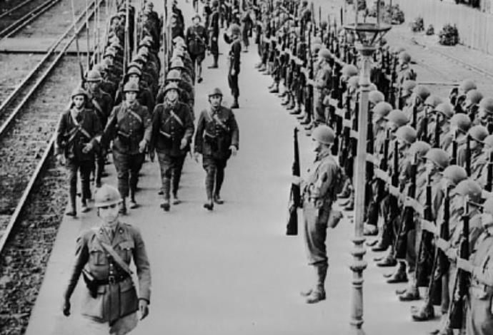 כניסת הצבא האמריקאי לתוניס (צילום:  ארכיון צילומים: מוזיאון המלחמה בלונדון)