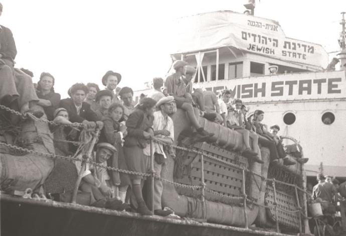 אוניית מעפילים בנמל חיפה (צילום:  לע"מ)