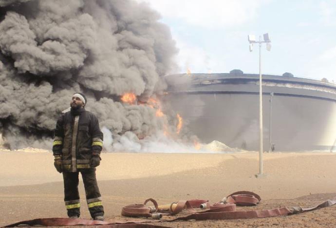 פיגוע שביצע דאעש במתקן נפט בלוב (צילום:  AFP)