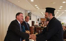 האב גבריאל נדאף עם יו"ר הכנסת יולי אדלשטיין (צילום: דוברות הכנסת)