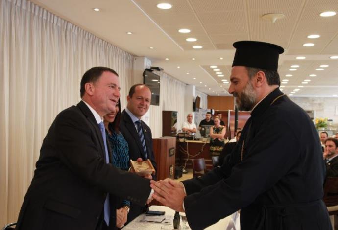 האב גבריאל נדאף עם יו"ר הכנסת יולי אדלשטיין (צילום:  דוברות הכנסת)