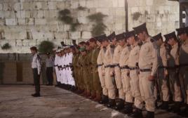 חיילים בטקס יום הזיכרון לחללי מערכות ישראל בכותל (צילום: מרק ישראל סלם)