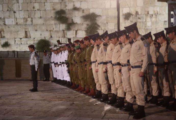 חיילים בטקס יום הזיכרון לחללי מערכות ישראל בכותל (צילום:  מרק ישראל סלם)