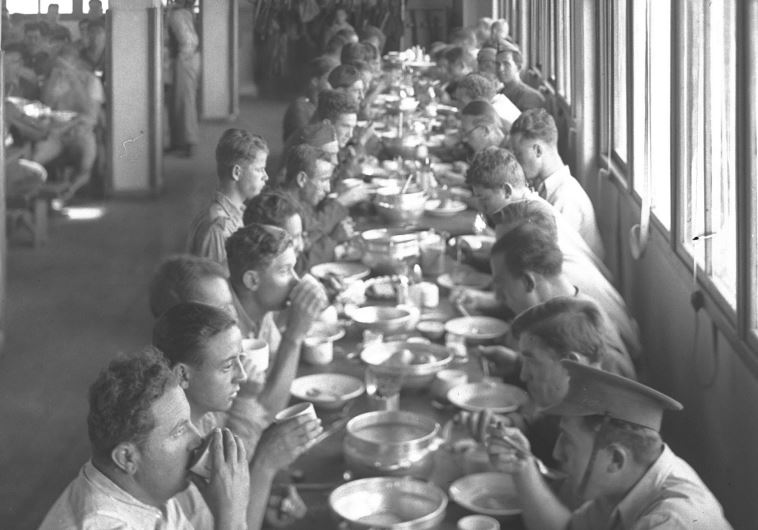 חדר אוכל בעין חרוד, 1938. צילום: זולטן קלוגר, לע"מ