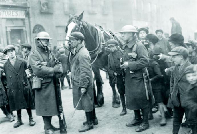 חיילים בריטים בדבלין במהלך מלחמת העצמאות האירית  (צילום:  Getty images)