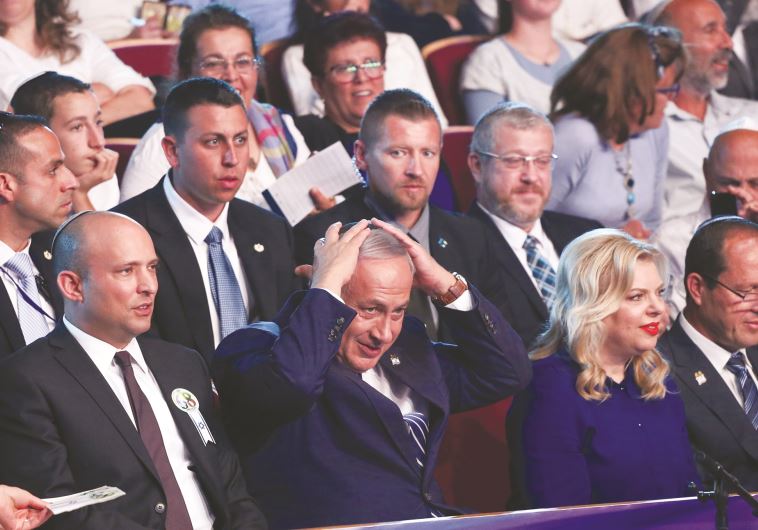 בנט (משמאל), ראש הממשלה ורעייתו וניר ברקת, אתמול בחידון התנ"ך. בלשכת נתניהו עסקו בתיאום המבצע הזה כאילו מדובר בהפצצת הגרעין האיראני. צילום: שלומי כהן, פלאש 90