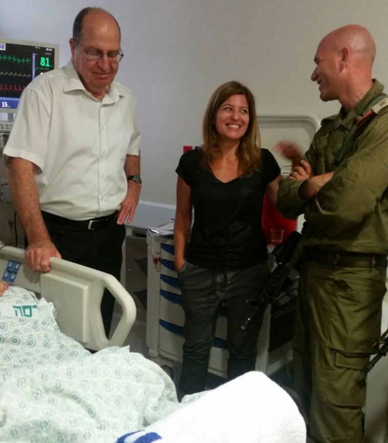מימין: מפקדו של שחר רודיטי, אמו איילת רודיטי ושר הביטחון משה (בוגי) יעלון, ביחידה לטיפול נמרץ בהדסה.
