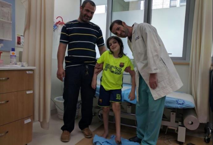 ילד בן 8 שהצילו את רגלו בבית החולים שערי צדק (צילום:  בית חולים שערי צדק ירושלים)