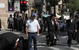 חרדים הולכים בזמן הצפירה ביום הזיכרון בירושלים (צילום: יוסי זמיר, פלאש 90)