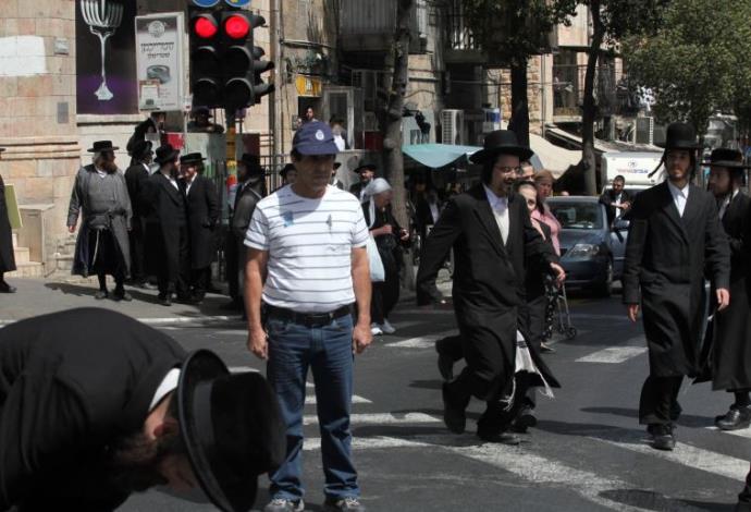 חרדים הולכים בזמן הצפירה ביום הזיכרון בירושלים (צילום:  יוסי זמיר, פלאש 90)