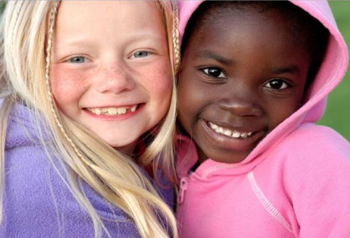 ילדה שחורה עם ילדה לבנה (צילום:  צילום מסך)