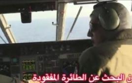 טייס מצרי מעל הים התיכון, בחיפושים אחר המטוס שרוסק (צילום: רויטרס)
