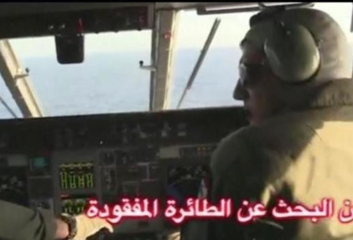 טייס מצרי מעל הים התיכון, בחיפושים אחר המטוס שרוסק (צילום:  רויטרס)