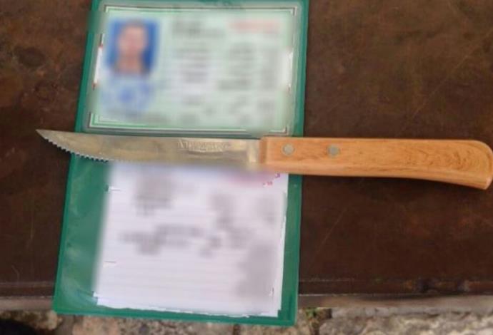 הסכין ותעודת הזהות שנשא הפלסטיני (צילום:  חטיבת דובר המשטרה)