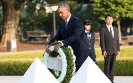 הנשיא אובמה מניח זר באנדרטה לזכר הרוגי פצצת האטום בהירושימה (צילום: רויטרס)