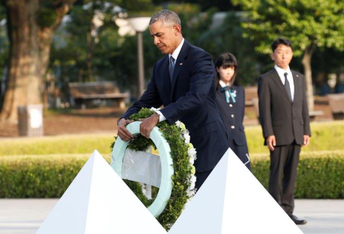 הנשיא אובמה מניח זר באנדרטה לזכר הרוגי פצצת האטום בהירושימה (צילום:  רויטרס)