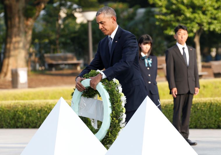 הנשיא אובמה מניח זר באנדרטה לזכר הרוגי פצצת האטום בהירושימה