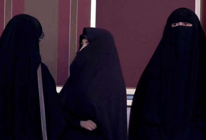 נשים איראניות עם חיג'אב (צילום:  רויטרס)