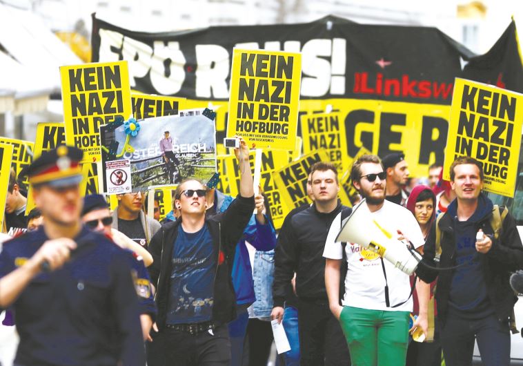 הפגנה נגד מפלגת החירות, "לא לנאצי בארמון הופבורג". צילום: רויטרס