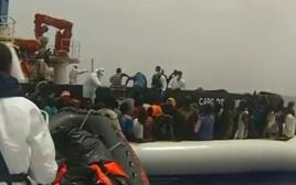 חילוץ מהגרים שסירת טבעה בים התיכון (צילום: צילום מסך)