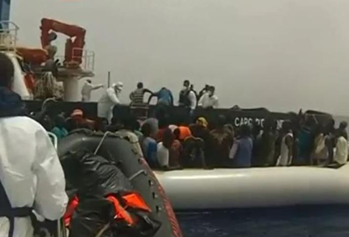 חילוץ מהגרים שסירת טבעה בים התיכון (צילום:  צילום מסך)