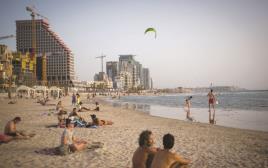 שרב בחוף הים בתל אביב (צילום: מרים אלסטר פלאש 90, רויטרס)