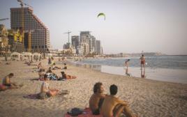 שרב בחוף הים בתל אביב (צילום: מרים אלסטר פלאש 90, רויטרס)