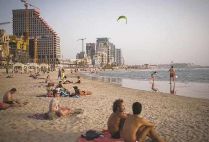 שרב בחוף הים בתל אביב (צילום:  מרים אלסטר פלאש 90, רויטרס)