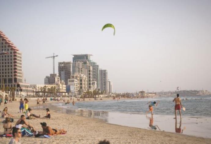 שרב בחוף הים בתל אביב (צילום:  מרים אלסטר פלאש 90, רויטרס)