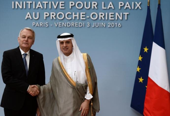 שר החוץ הצרפתי ז'אן- מרק איירו ושר החוץ הסעודי בוועידת פריז (צילום:  AFP)