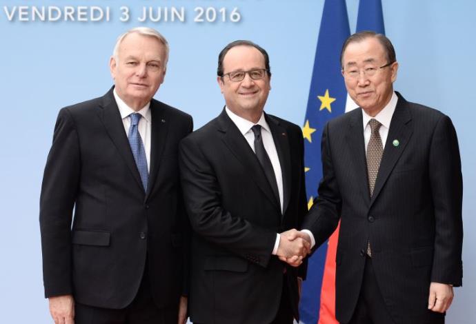 שר החוץ הצרפתי ז'אן- מרק איירו, פרנסואה הולנד ובאן קי מון בוועידת פריז (צילום:  AFP)