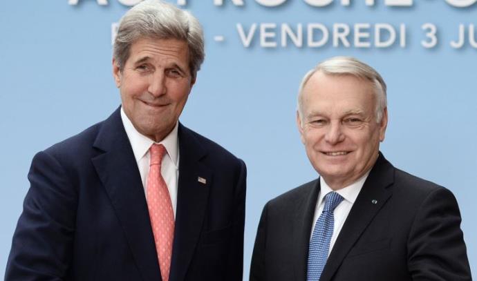 שר החוץ הצרפתי ז'אן- מרק איירו וג'ון קרי בוועידת פריז (צילום: AFP)