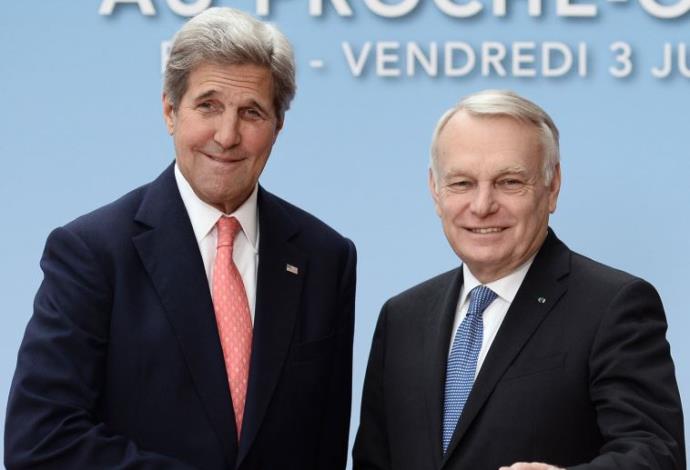 שר החוץ הצרפתי ז'אן- מרק איירו וג'ון קרי בוועידת פריז (צילום:  AFP)