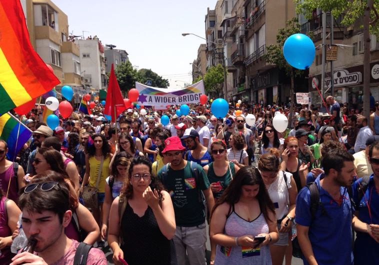חלון הראווה שלנו למציאות של נורמליות, מצעד הגאווה בתל אביב. צילום: אבשלום ששוני