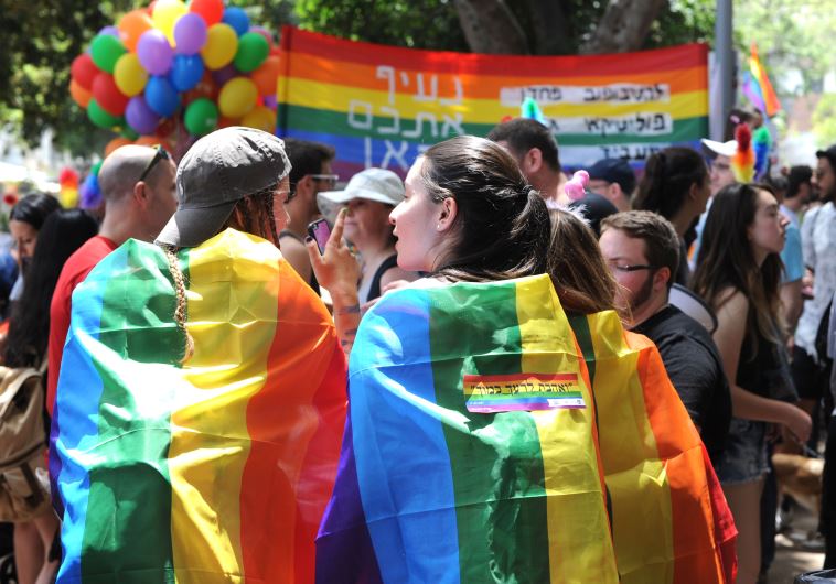 צועדים במצעד הגאווה בתל אביב. צילום: אבשלום ששוני