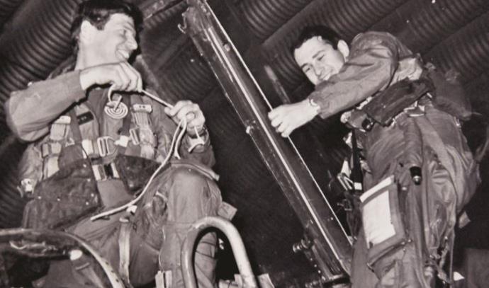 הנווט דורון דוברת והטייס אבי ברבר אחרי שנחתו בתום הפעילות הראשונה שלהם במבצע "ערצב 19" (צילום: באדיבות תא"ל (במיל') אבי ברבר)