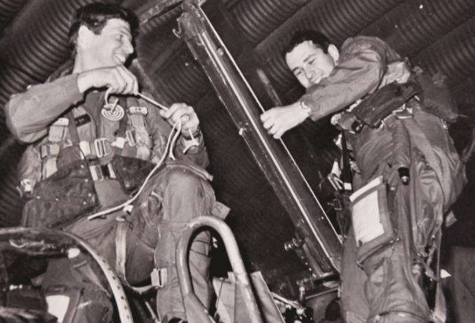 הנווט דורון דוברת והטייס אבי ברבר אחרי שנחתו בתום הפעילות הראשונה שלהם במבצע "ערצב 19" (צילום:  באדיבות תא"ל (במיל') אבי ברבר)