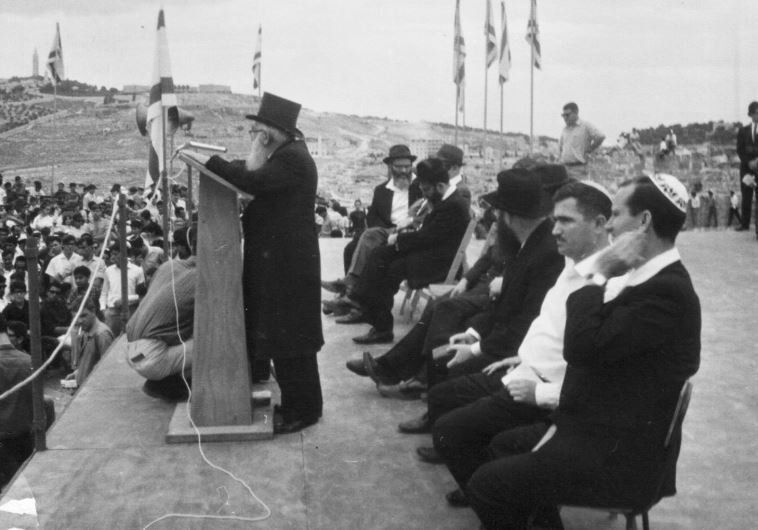 הושגה פשרה, והעצרת הועברה לתוך העיר העתיקה. חגיגות יום ירושלים הראשון, 1968. צילום: אליעזר שפר, ויקיפדיה