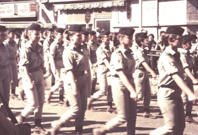 מצעד ברחוב יפו ביום ירושלים בשנות ה־70 (צילום:  אלכס רינגר, מאגר התמונות "פיקיוויקי")