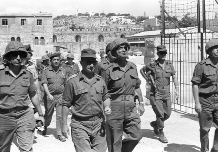 נשב דיין ואלוף פיקוד דרום שייק'ה גביש במהלך סיור בירושלים. צילום: ארכיון משרד הביטחון