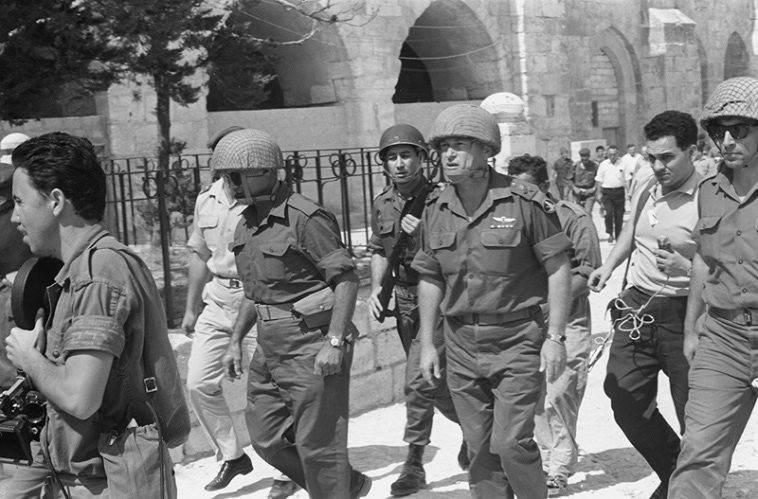 רבין ומשה דיין בסיור בעיר העתיקה בירושלים, לאחר שחרורה. צילום: באדיבות משרד הביטחון וארכיון צה"ל