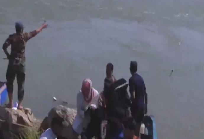 פליטים נמלטים מפלוג'ה מעבר לנהר הפרת (צילום:  צילום מסך)