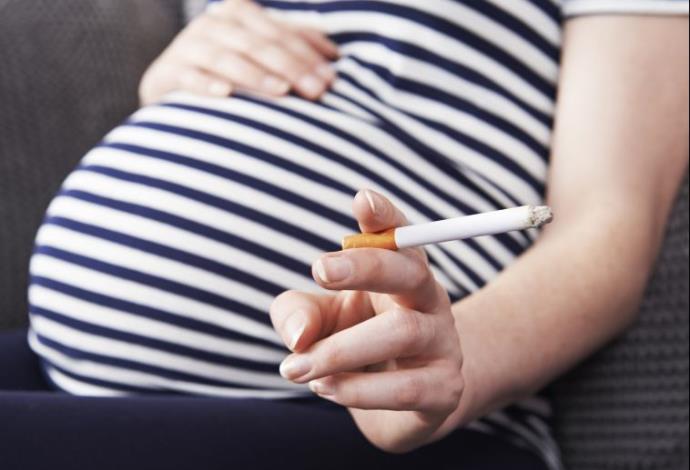 אישה מעשנת בזמן הריון, אילוסטרציה (צילום:  אינגאימג)