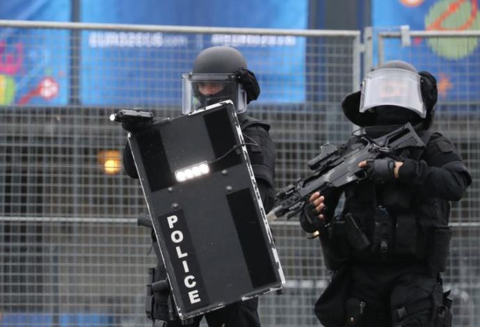 שוטרים צרפתים ליד אצטדיון סטאד דה פראנס (צילום:  AFP)