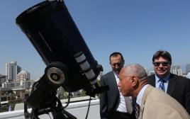 ראש נאס"א צ'ארלס בולדן בביקור במצפה הכוכבים בגבעתיים (צילום: משרד המדע)