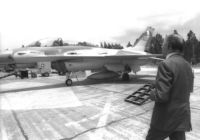 ראש הממשלה מנחם בגין בוחן מטוס מדגם F16 שהשתתף בתקיפה. צילום: חנניה הרמן, לע"מ